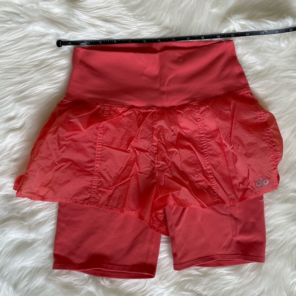 Alo Yoga high waisted circuit short in strawberry pink
Size XS